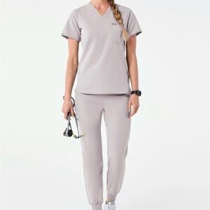 HW Zamora Jogger Scrub Set
One Pocket Top